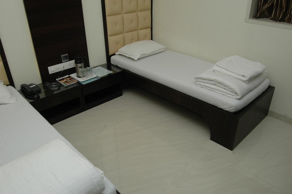 Hotel Causeway, Colaba Mumbai Room photo