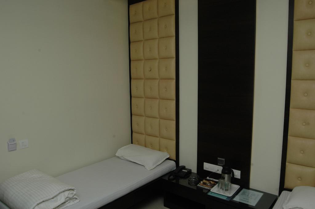 Hotel Causeway, Colaba Mumbai Exterior photo