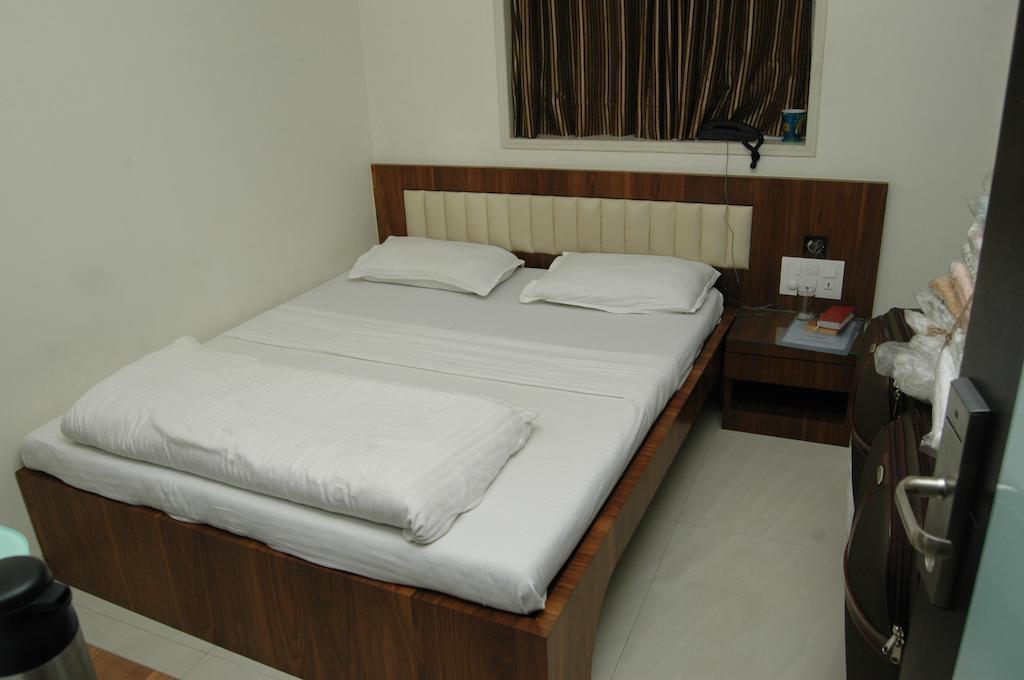 Hotel Causeway, Colaba Mumbai Room photo