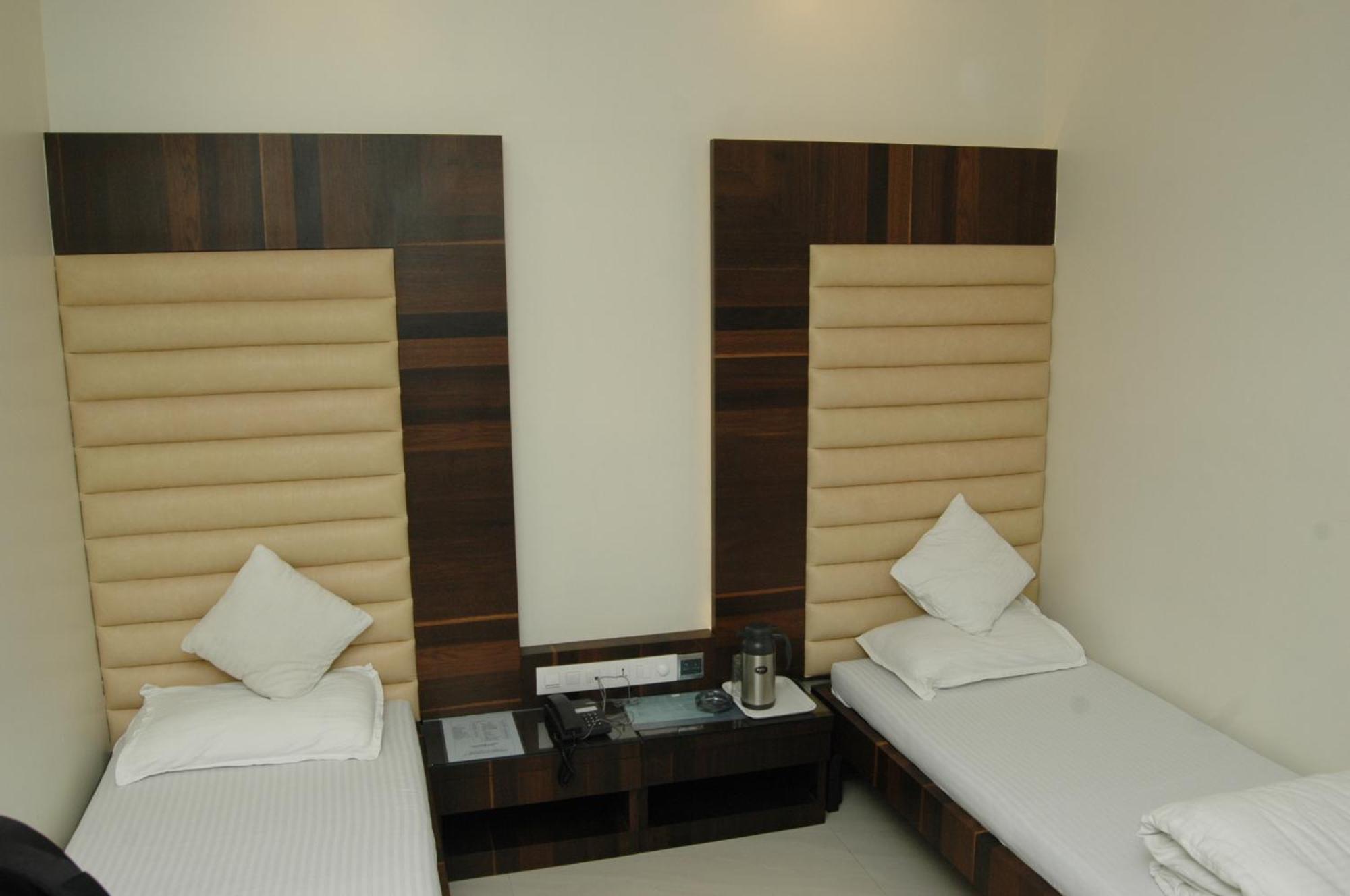 Hotel Causeway, Colaba Mumbai Exterior photo