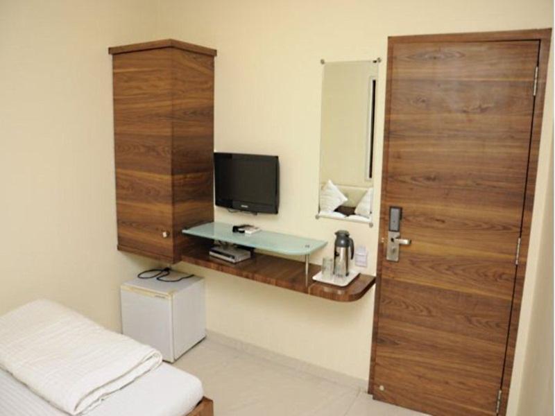 Hotel Causeway, Colaba Mumbai Exterior photo