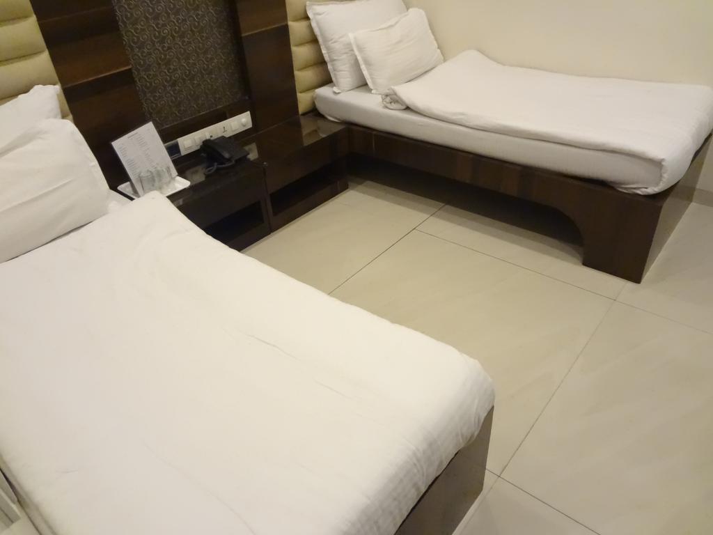 Hotel Causeway, Colaba Mumbai Exterior photo